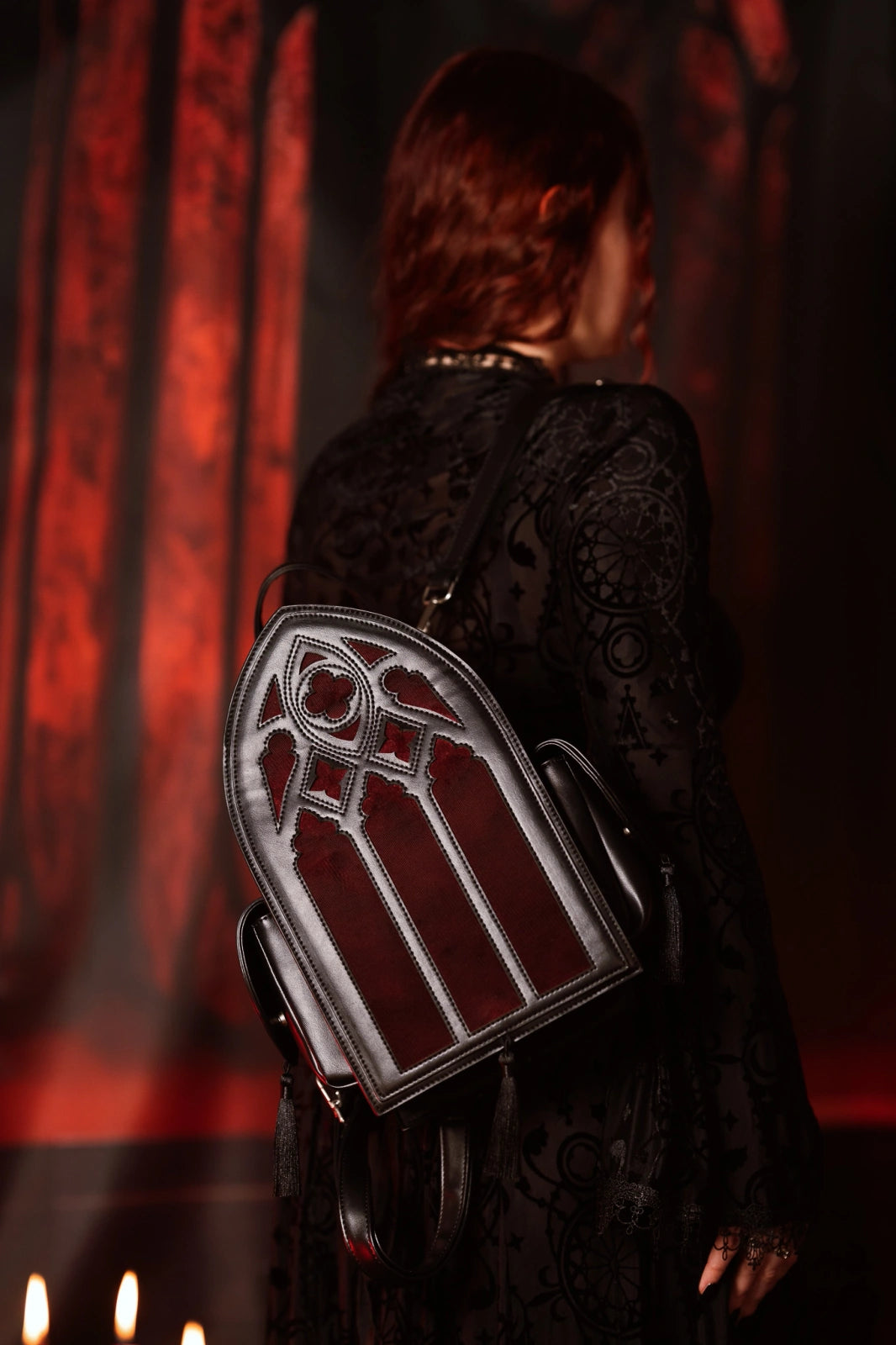 Schwarzer Rucksack RUBRUM LUX BACKPACK mit dunkelroten Samteinsätzen von Restyle