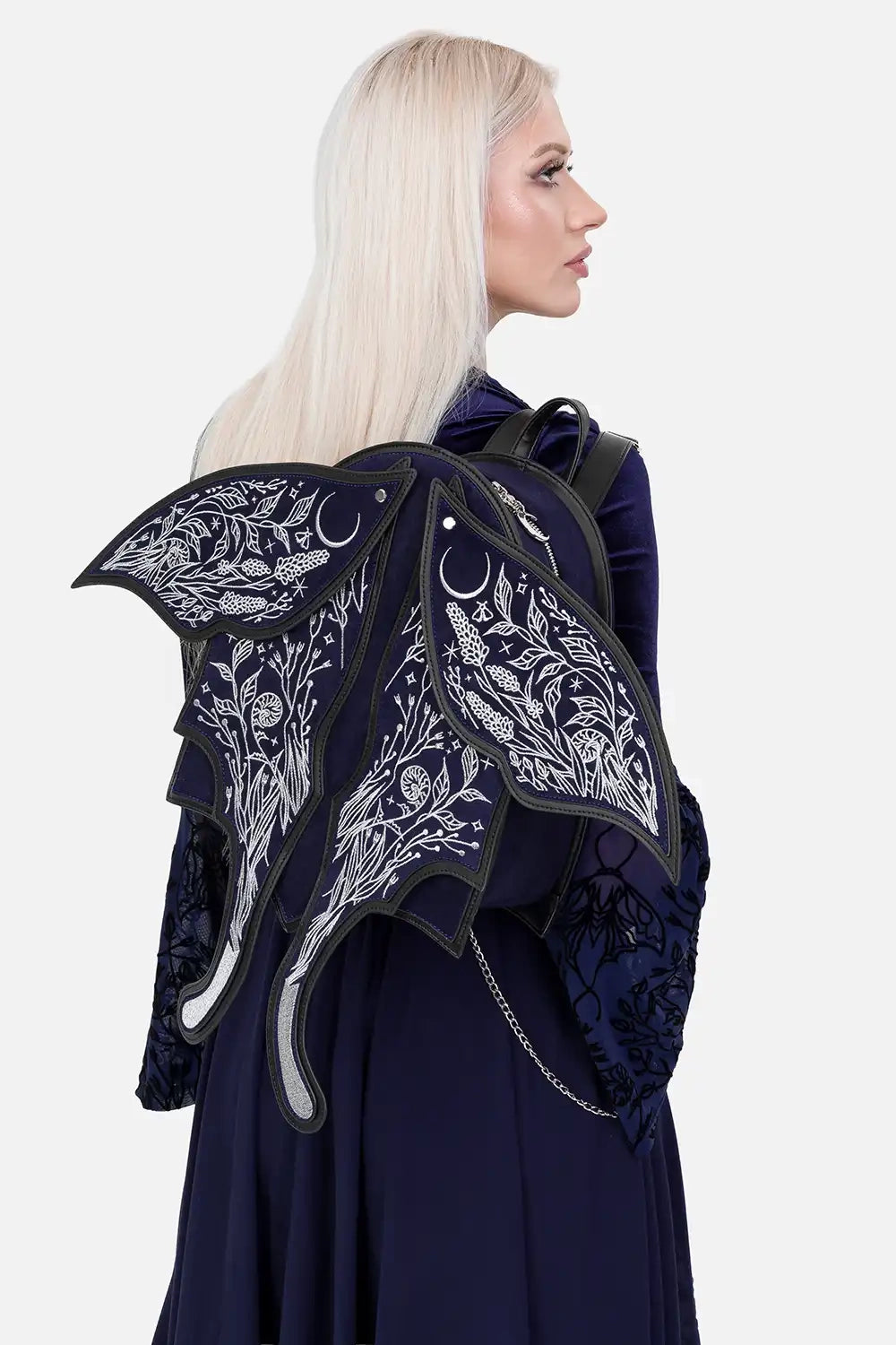 Blauer Rucksack UMBRA NOCTIS MOTH BACKPACK mit weiß bestickten Mottenflügeln von Restyle