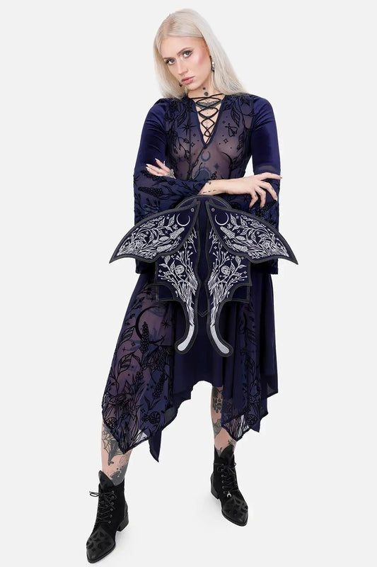 Blauer Rucksack UMBRA NOCTIS MOTH BACKPACK mit weiß bestickten Mottenflügeln von Restyle