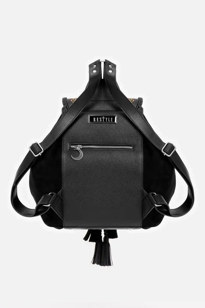 Schwarzer Rucksack WILDERWOOD BACKPACK mit Mottenstickerei von Restyle