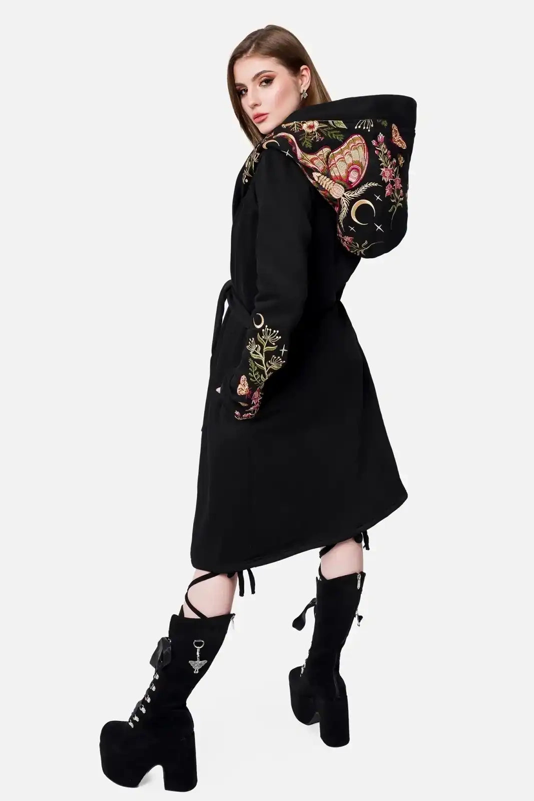 Schwarzer Kapuzenmantel WILDERWOOD HOODIE mit großer Kapuze und Mottenstickerei von Restyle