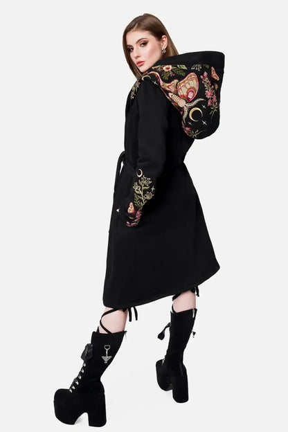 Schwarzer Kapuzenmantel WILDERWOOD HOODIE mit großer Kapuze und Mottenstickerei von Restyle