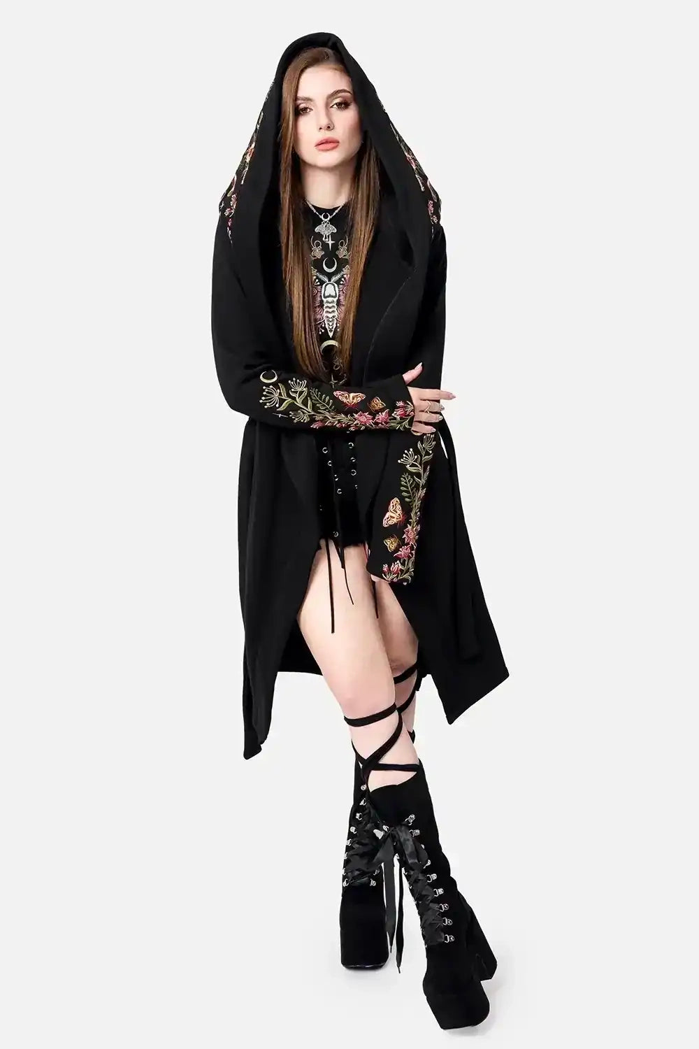 Schwarzer Kapuzenmantel WILDERWOOD HOODIE mit großer Kapuze und Mottenstickerei von Restyle