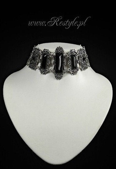 Silberfarbendes, breites Halsband VIVIAN Black Choker mit schwarzen, rechteckigen Steinen von Restyle