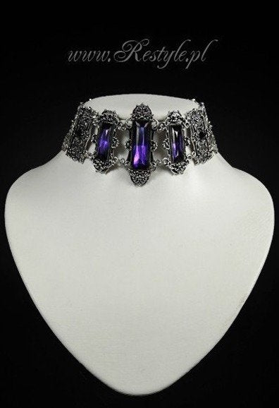 Silberfarbendes, breites Halsband VIVIAN Violet Choker mit lilafarbenden, rechteckigen Steinen von Restyle