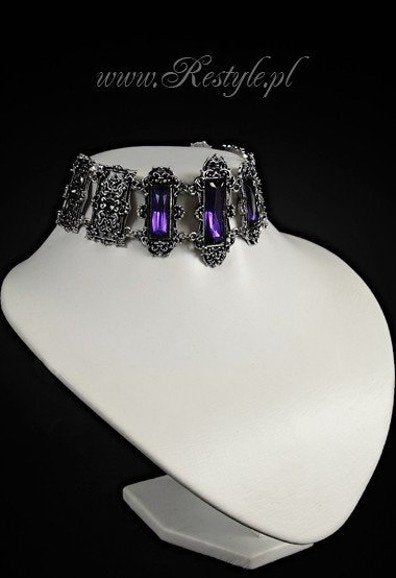 Silberfarbendes, breites Halsband VIVIAN Violet Choker mit lilafarbenden, rechteckigen Steinen von Restyle