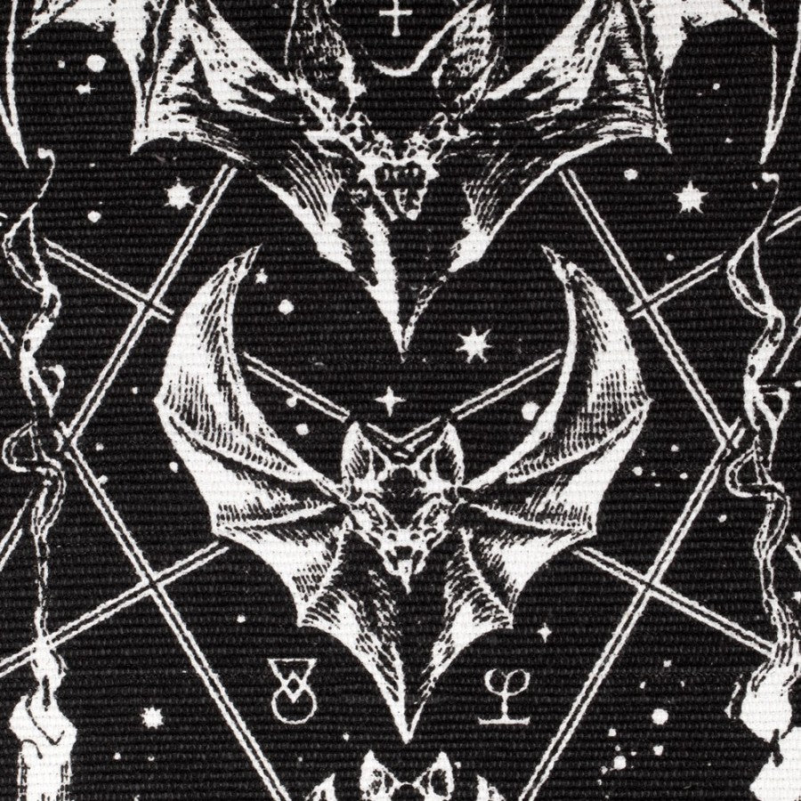 Schwarz-weißer Vorleger Evilution Teppich mit weißen Fransen, Fledermausprint und vielen Details von Alchemy