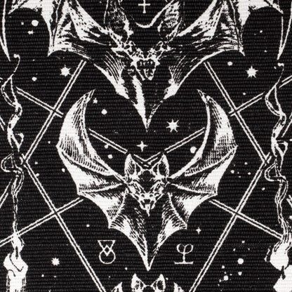 Schwarz-weißer Vorleger Evilution Teppich mit weißen Fransen, Fledermausprint und vielen Details von Alchemy