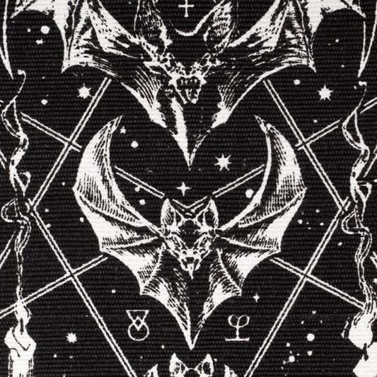 Schwarz-weißer Vorleger Evilution Teppich mit weißen Fransen, Fledermausprint und vielen Details von Alchemy