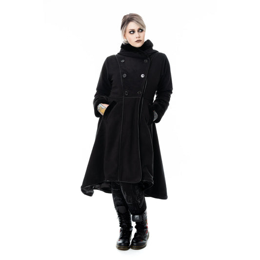Schwarzer, kuscheliger Mantel FAYOLA COAT mit großer Kapuze und Zierschnürung am Rücken von Vixxsin