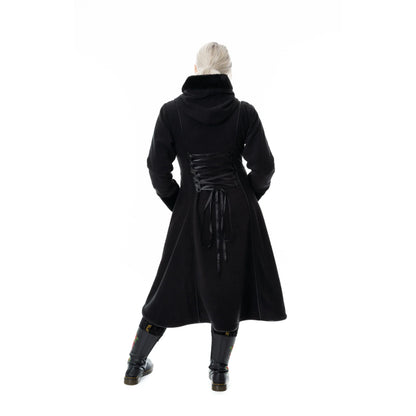 Rückseite schwarzer, kuscheliger Mantel FAYOLA COAT mit großer Kapuze und Zierschnürung am Rücken von Vixxsin