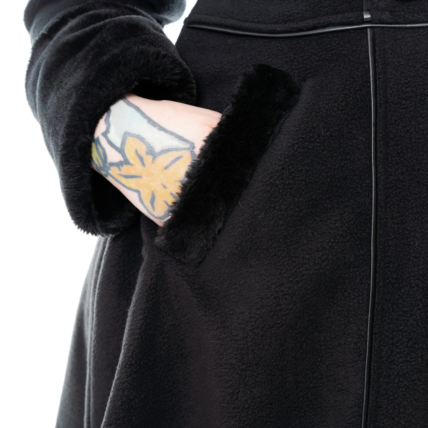 Schwarzer Mantel FAYOLA COAT mit großer Kapuze und Zierschnürung am Rücken von Vixxsin