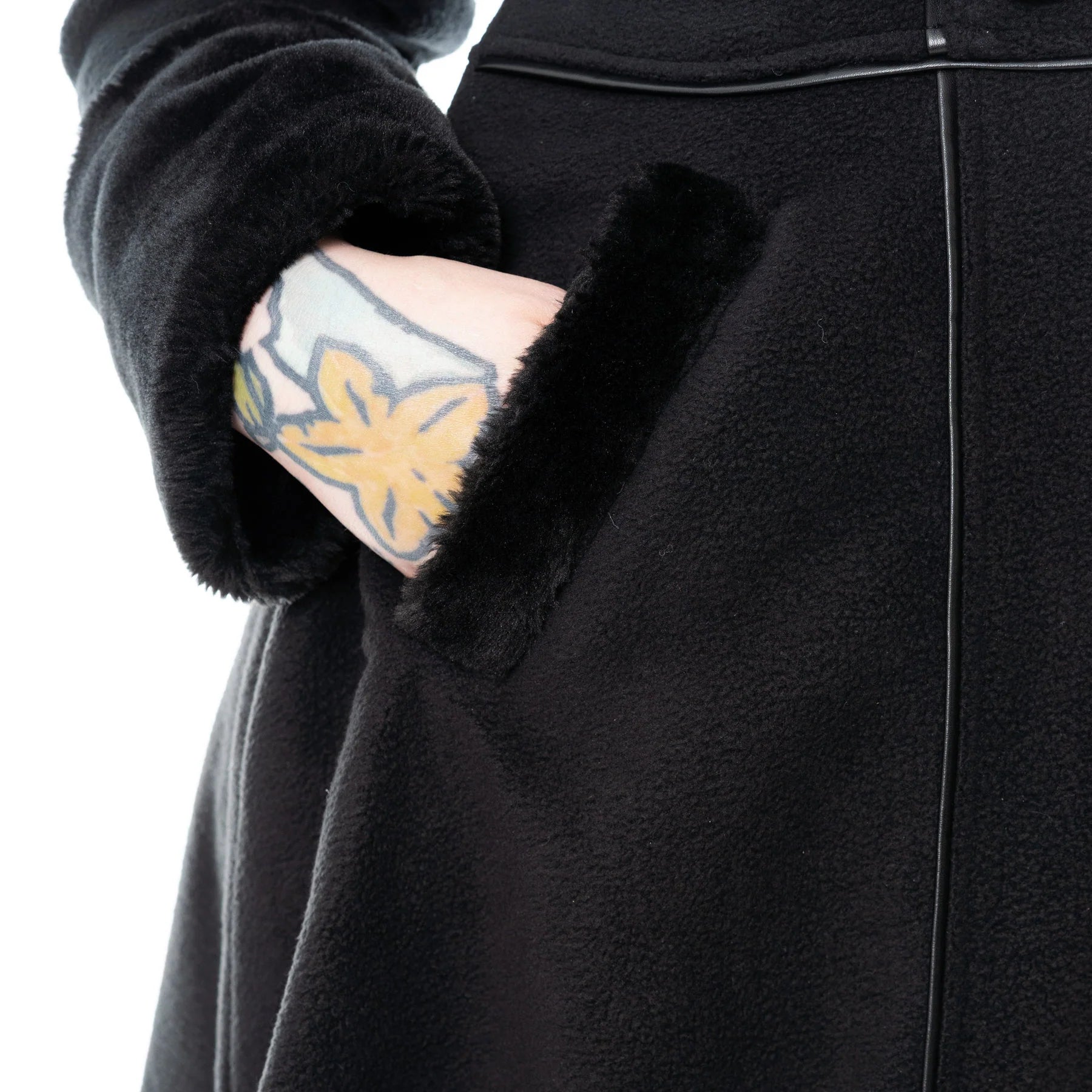 Schwarzer Mantel FAYOLA COAT mit großer Kapuze und Zierschnürung am Rücken von Vixxsin