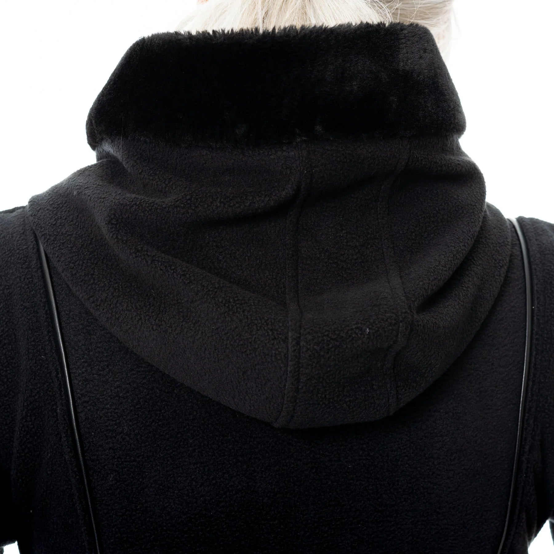 Schwarzer Mantel FAYOLA COAT mit großer Kapuze und Zierschnürung am Rücken von Vixxsin