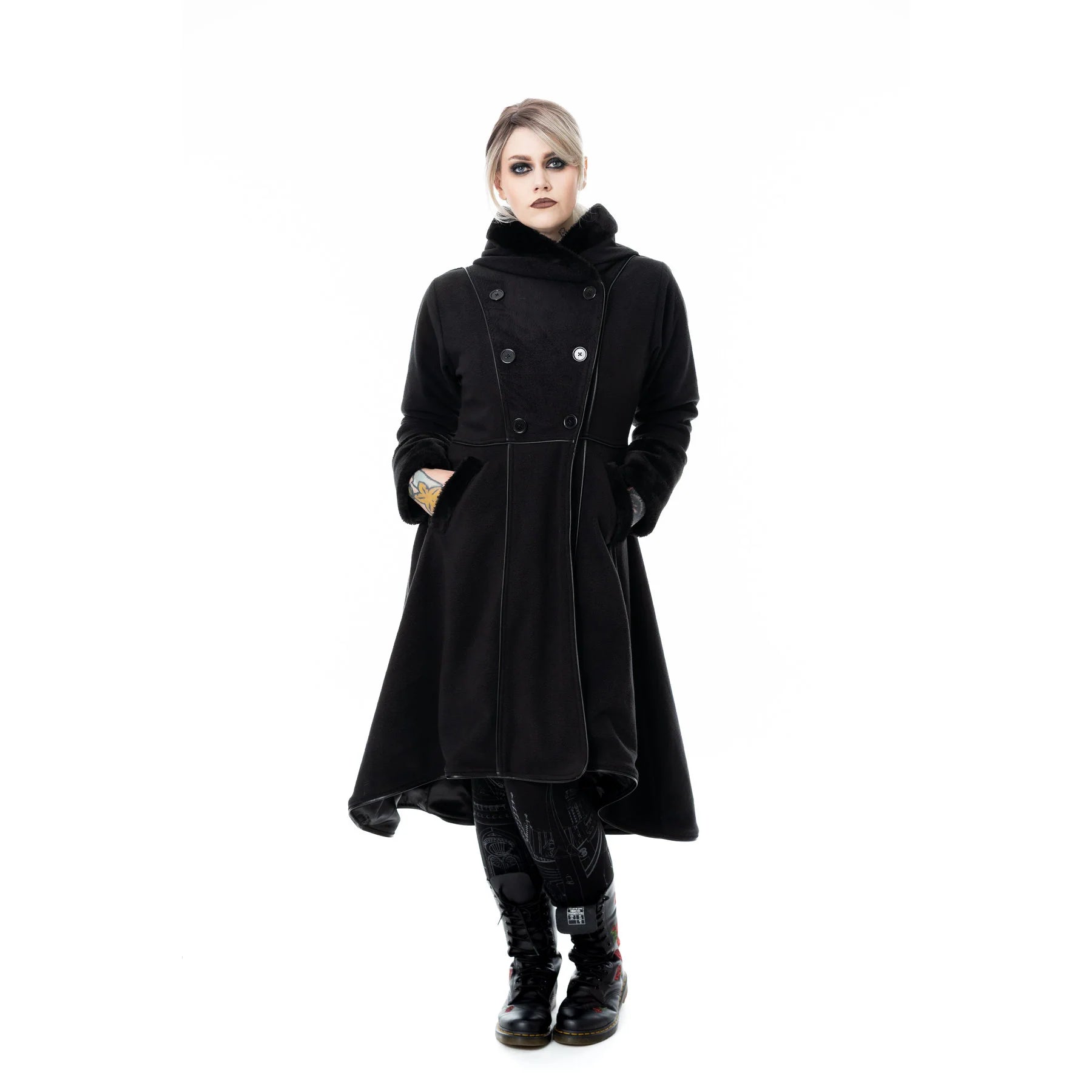 Schwarzer Mantel FAYOLA COAT mit Zierschnürung am Rücken von Vixxsin