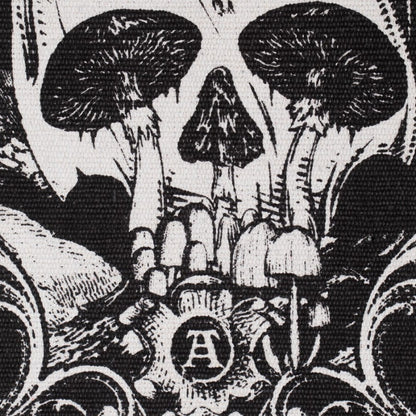 Schwarz-weißer Vorleger Forest Fairy Teppich mit weißen Fransen, Elfen- und Totenkopfprint, sowie vielen Details von Alchemy