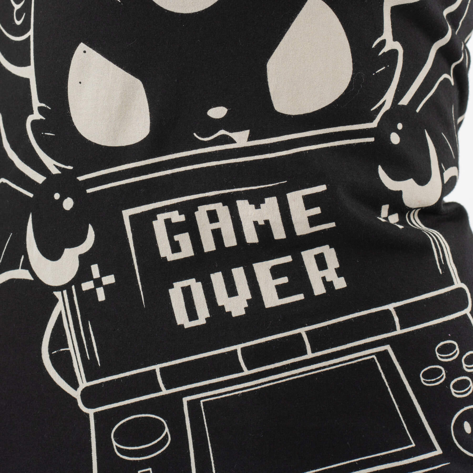 Nahaufnahme schwarzes GAME OVER TSHIRT mit weißem Fledermaus- und Gameboyprint von Cupcake Cult