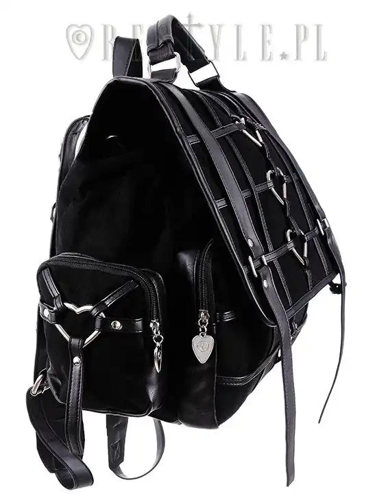 Rucksack in quadratischer Form

Hergestellt aus strapazierfähigem Synthetikmaterial mit Kunstlederriemen.
Der Rucksack ist komplett mit Stahlherzen verziert.
Sie befinden sich auf der Vorderseite des Rucksacks, auf den Seitentaschen und auch auf den gesamten Armschlaufen (18 auf jedem Rucksack).
Deshalb sieht Bacpack aus jeder Richtung spektakulär aus.

Die Innenseite des Rucksacks ist ebenfalls mit einem Reißverschluss gesichert.
Innenfutter mit Reißverschlusstasche und einer kleineren Tasche.
Projekt Eufl