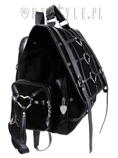 Rucksack in quadratischer Form

Hergestellt aus strapazierfähigem Synthetikmaterial mit Kunstlederriemen.
Der Rucksack ist komplett mit Stahlherzen verziert.
Sie befinden sich auf der Vorderseite des Rucksacks, auf den Seitentaschen und auch auf den gesamten Armschlaufen (18 auf jedem Rucksack).
Deshalb sieht Bacpack aus jeder Richtung spektakulär aus.

Die Innenseite des Rucksacks ist ebenfalls mit einem Reißverschluss gesichert.
Innenfutter mit Reißverschlusstasche und einer kleineren Tasche.
Projekt Eufl