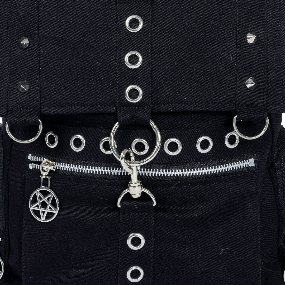 Schwarzer Stoffrucksack HECATE BAG mit vielen Nieten- und Ösendetails von Heartless