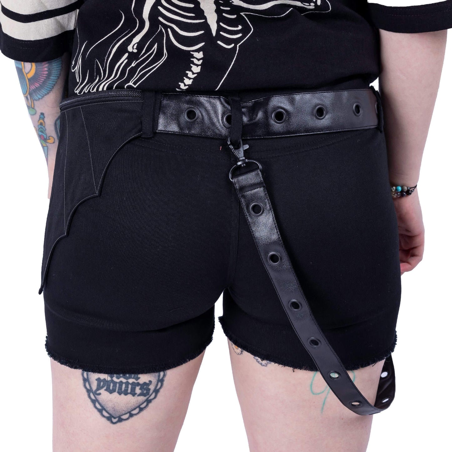 Schwarze, enge Hotpants HECATE SHORTS im Distressed-Look mit abnehmbaren Riemen von Heartless