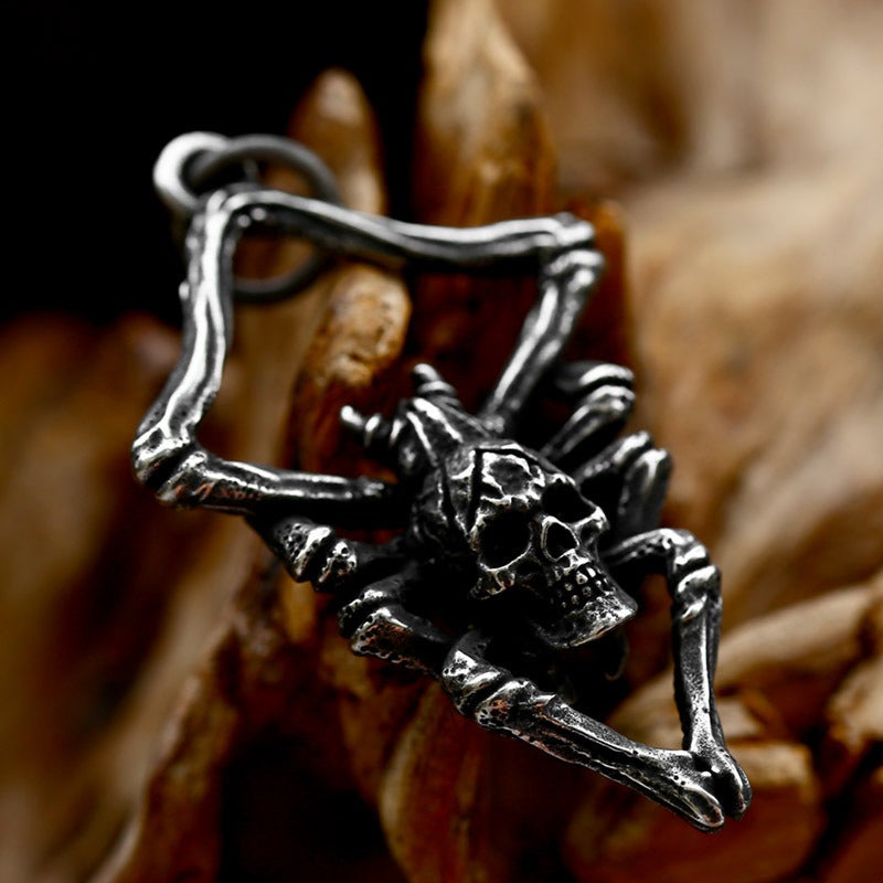 Silberfarbende Halskette SKULL SPIDER NECKLACE mit detailliertem Spinnenanhänger mit Totenkopf von Moon Attic