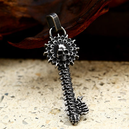 Silberfarbende Halskette SKULL KEY NECKLACE mit detailliertem, wirbelsäulenartigem Schlüsselanhänger mit kleinem Totenkopf von Moon Attic