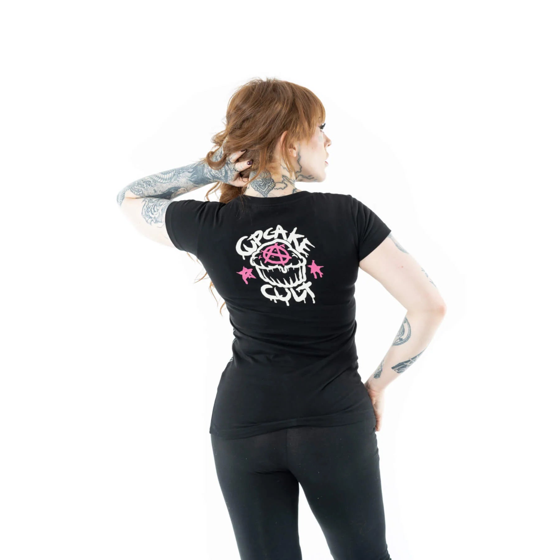 Rückseite schwarzes KITTY MAYHEM TSHIRT im pink-lilafarbenden Design mit Mädchen- und Katzenprint von Cupcake Cult