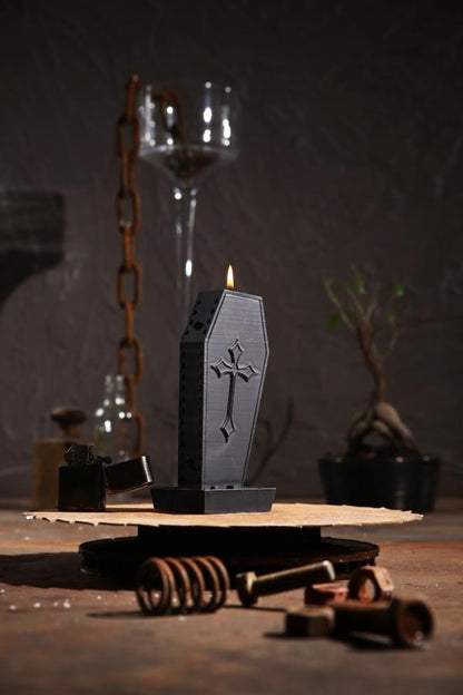 Schwarze, sargförmige Kerze mit Kreuzaufdruck