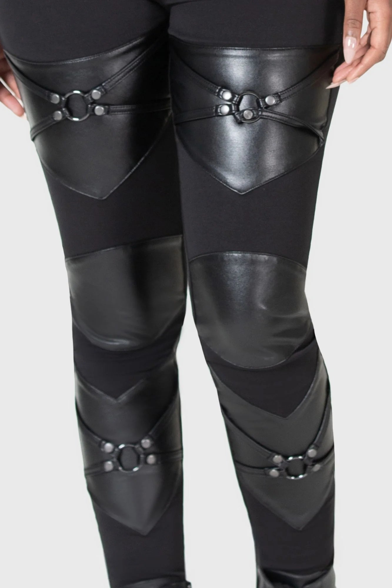 Schwarze NIGHT DEMON LEGGINGS mit Kunstledetails und kleinen O-Ringen von Killstar