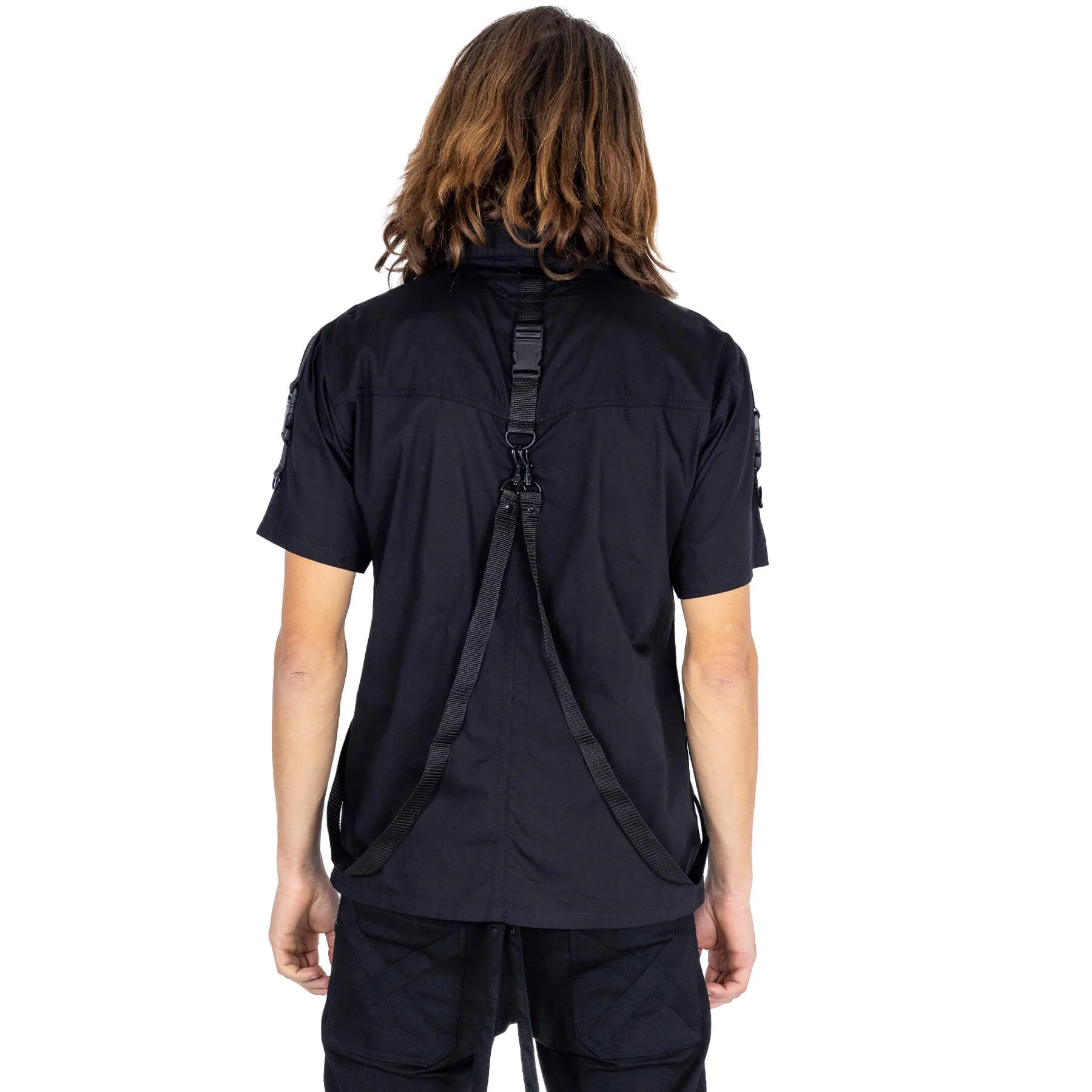 Rückseite des schwarzen, kurzärmligen Hemdes LEONIDAS SHIRT mit Riemen und Schnallen von Poizen Industries