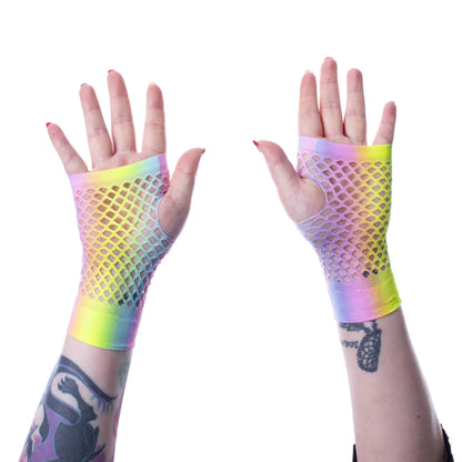 Bunte, kurze LYRA MESH GLOVES Poizen Industries im Regenbogen-Fischnetzdesign von Poizen Industries