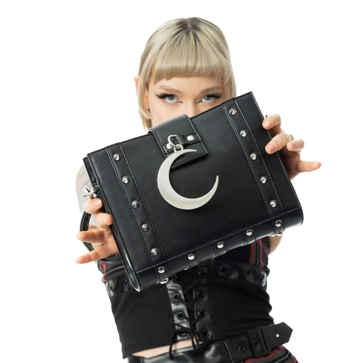 Schwarze Umhängetasche MIDNIGHT BAG mit Mondanhänger von Poizen Industries