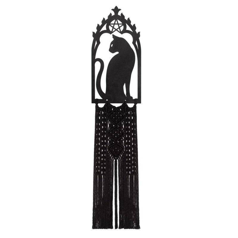 Handgefertigter Makramee-Wandbehang Crypt Hängedeko mit einer schwarzen Katze in einem Kathedralenfenster von Alchemy