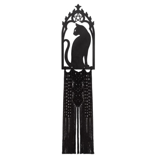 Handgefertigter Makramee-Wandbehang Crypt Hängedeko mit einer schwarzen Katze in einem Kathedralenfenster von Alchemy