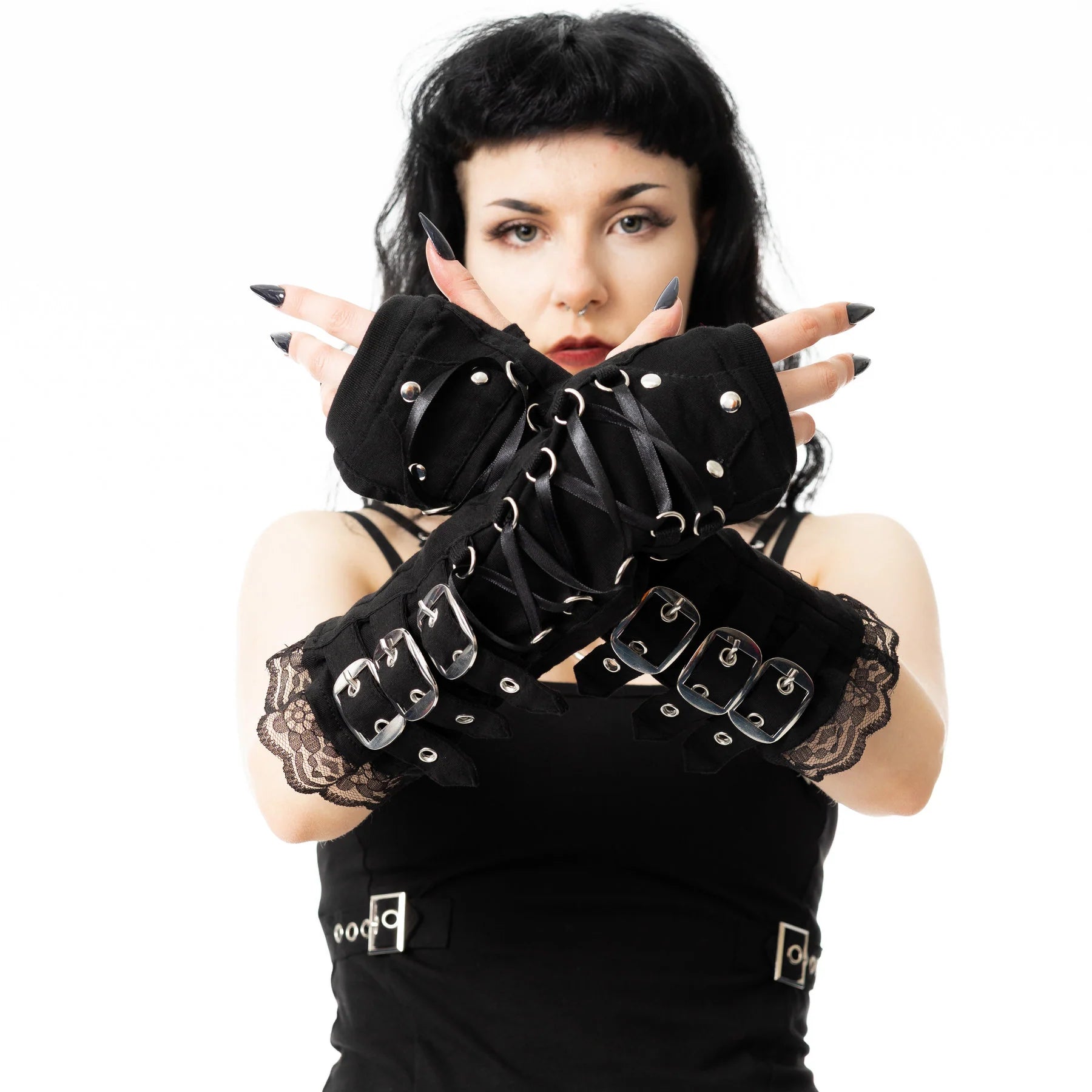 Schwarze Amstulpen MONROE ARMWARMERS mit Schnallen und Spitzensaum von Poizen Industries