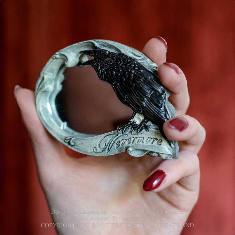 Kleiner Handspiegel Nevermore Mirror in Form eines Totenkopfes mit Rabendetail von Alchemy England