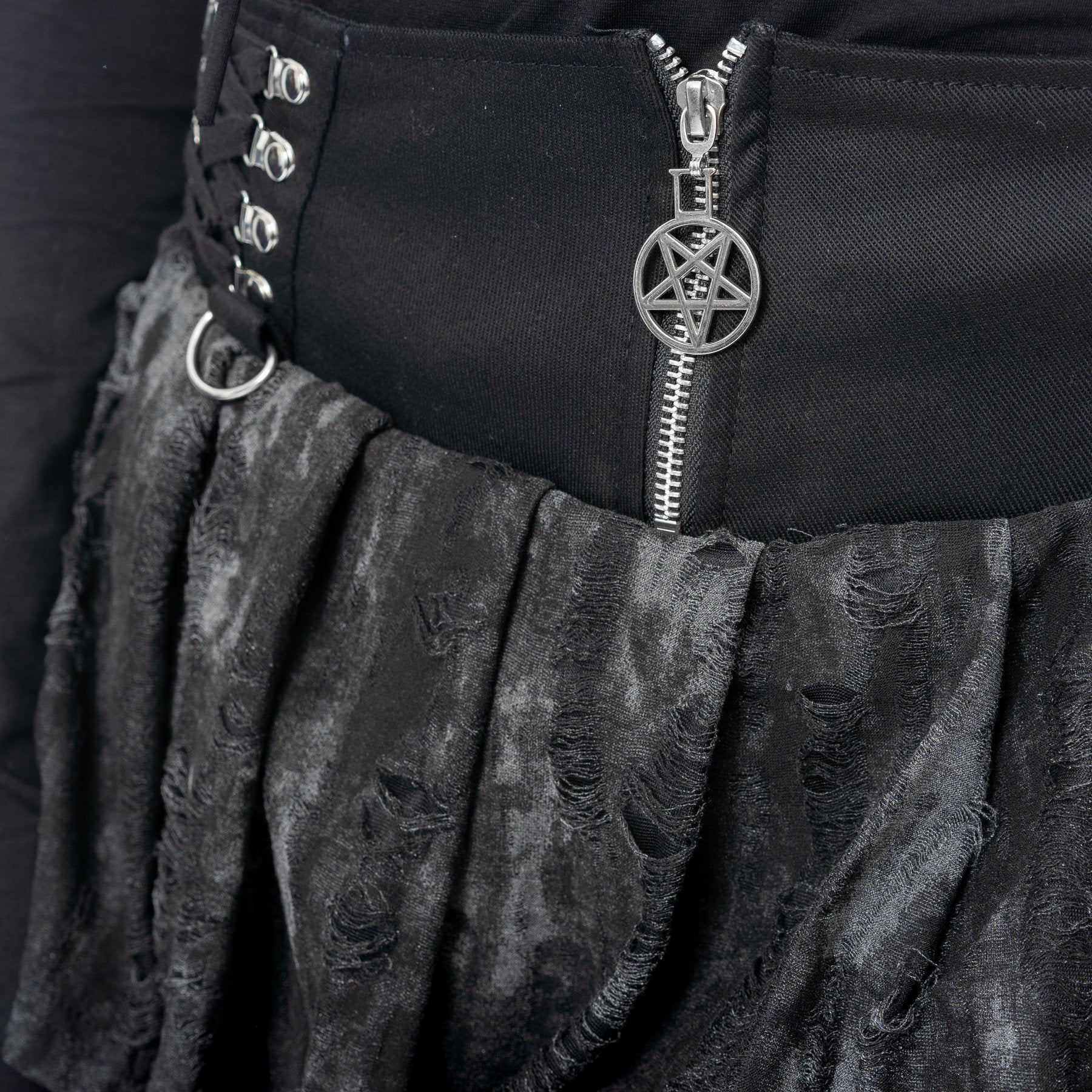 Schwarzer, kurzer Rock NICANDRA SKIRT mit Zierschnürungen und Pentagramanhänger von Heartless