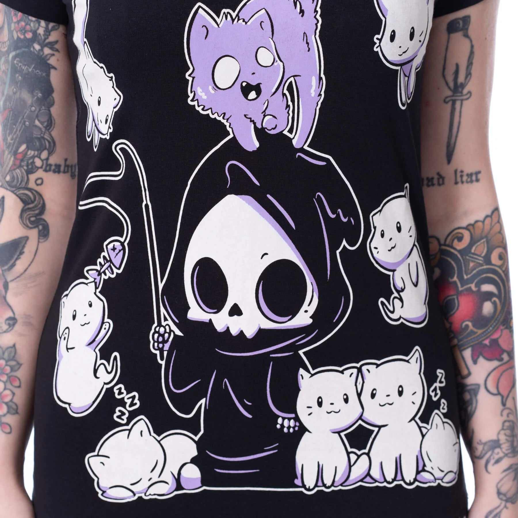 Schwarz-weißes Oberteil NINE LIVES T SHIRT mit niedlichem Katzen- und Sensemannprint von Cupcake Cult