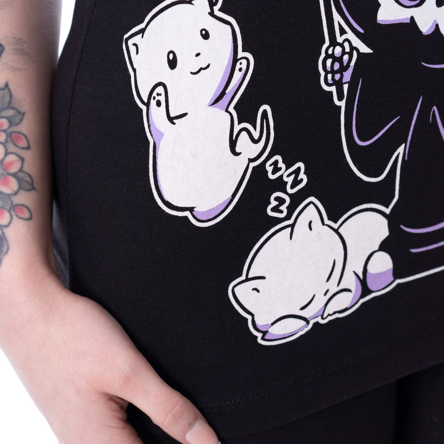 Schwarz-weißes Oberteil NINE LIVES T SHIRT mit niedlichem Katzen- und Sensemannprint von Cupcake Cult