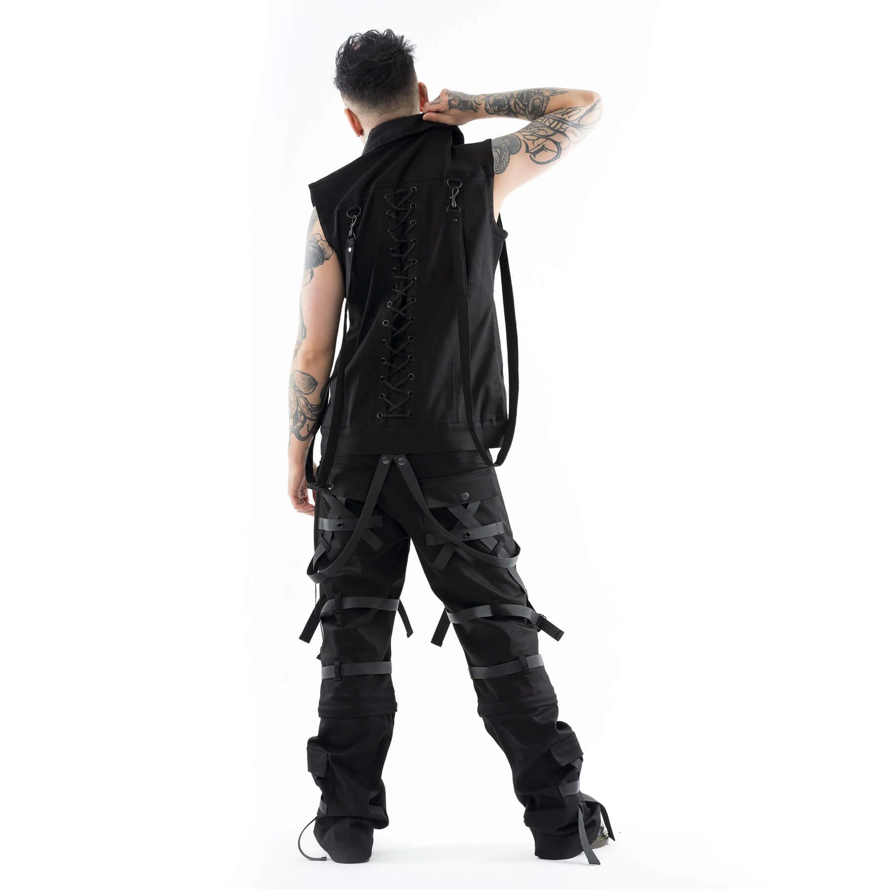 Rückseite schwarze Weste NOLEN VEST mit Zierschnürung und abnehmbaren Riemen von Vixxsin