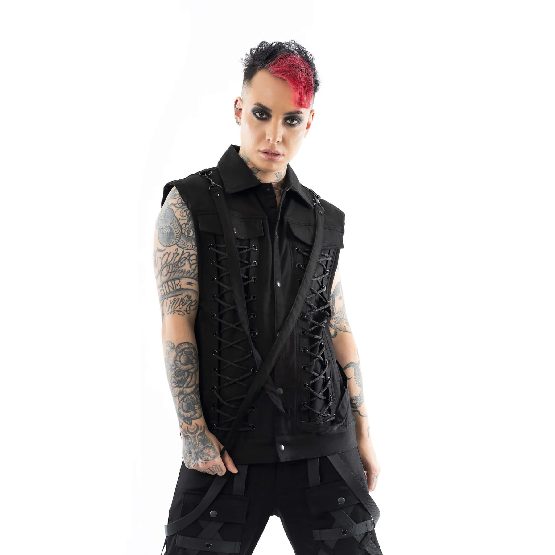 Schwarze Weste NOLEN VEST mit Zierschnürung und abnehmbaren Riemen von Vixxsin