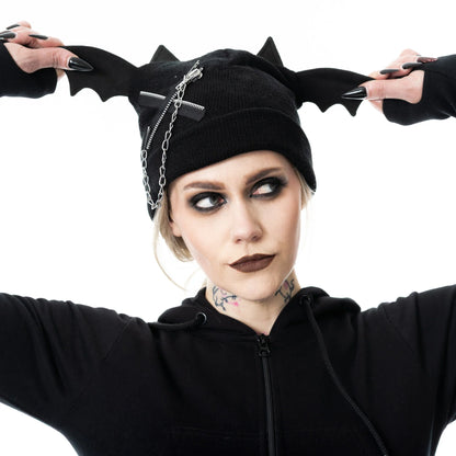 Schwarze Strickmütze NYCTERIS HAT mit Fledermausflügeln und Zierketten von Cupcake Cult