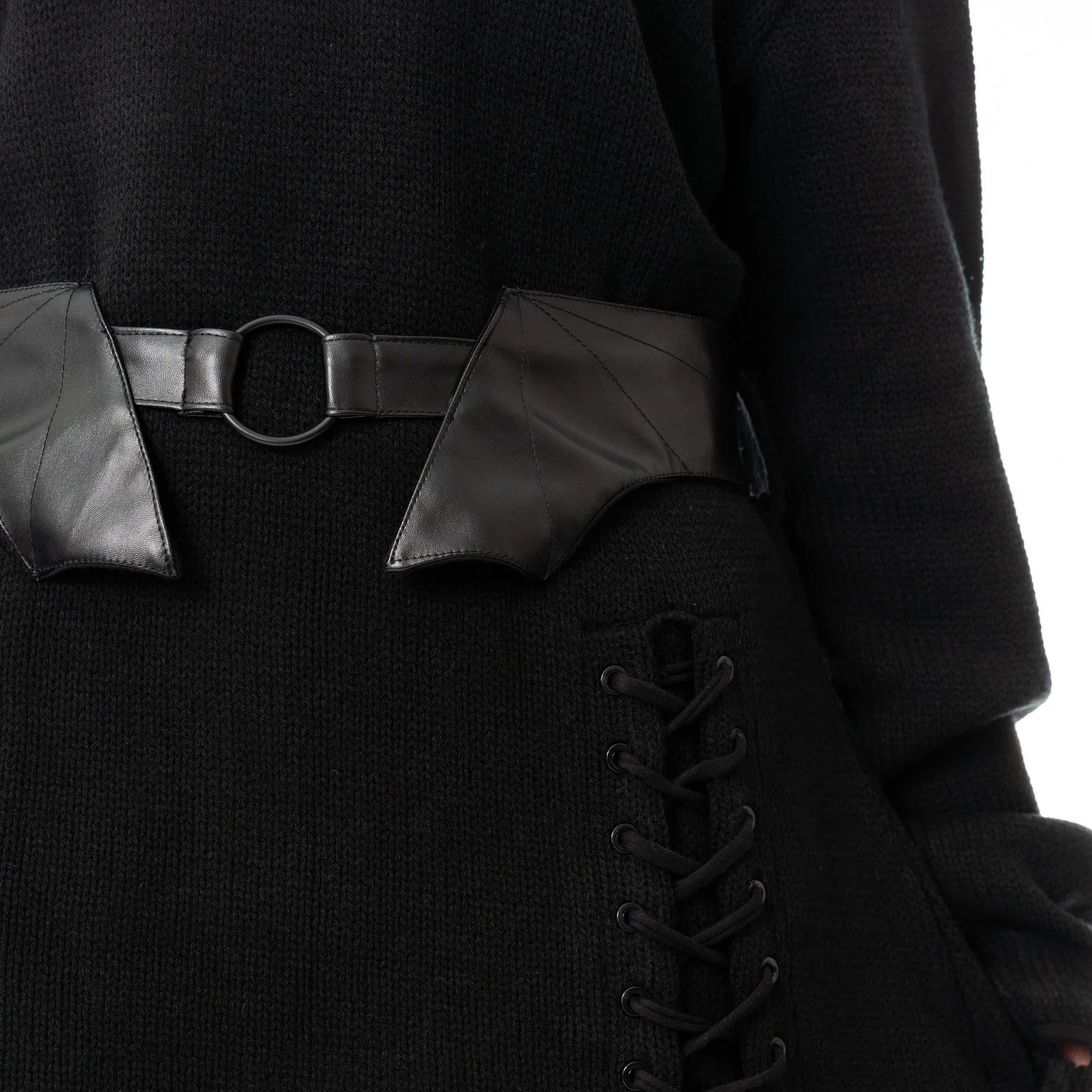 Schwarzer Pullover NYCTERIS JUMPER mit Zierschnürung und Gürtel von Heartless