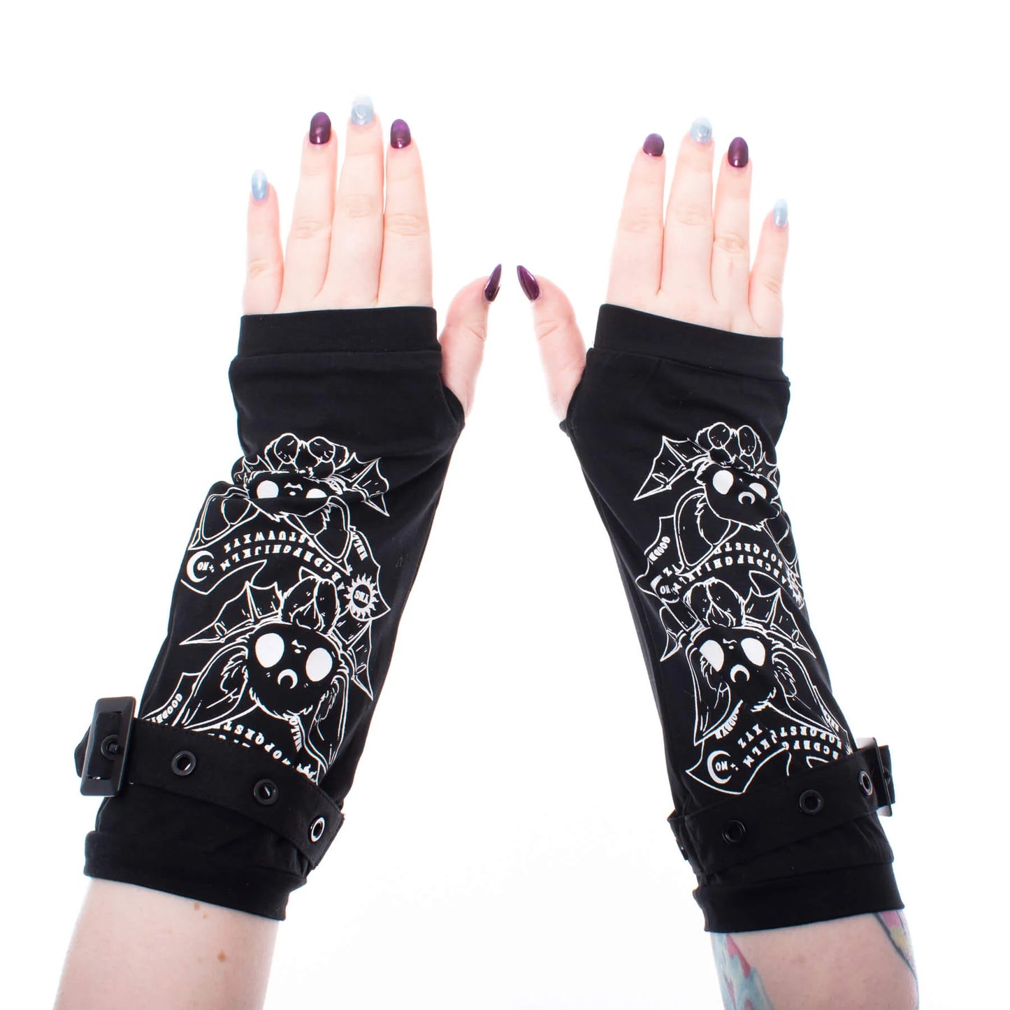 Schwarze Amstulpen OUIJA BATS ARMWARMERS mit niedlichem Fledermausprint von Heartless