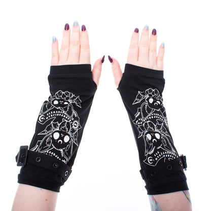 Schwarze Amstulpen OUIJA BATS ARMWARMERS mit niedlichem Fledermausprint von Heartless