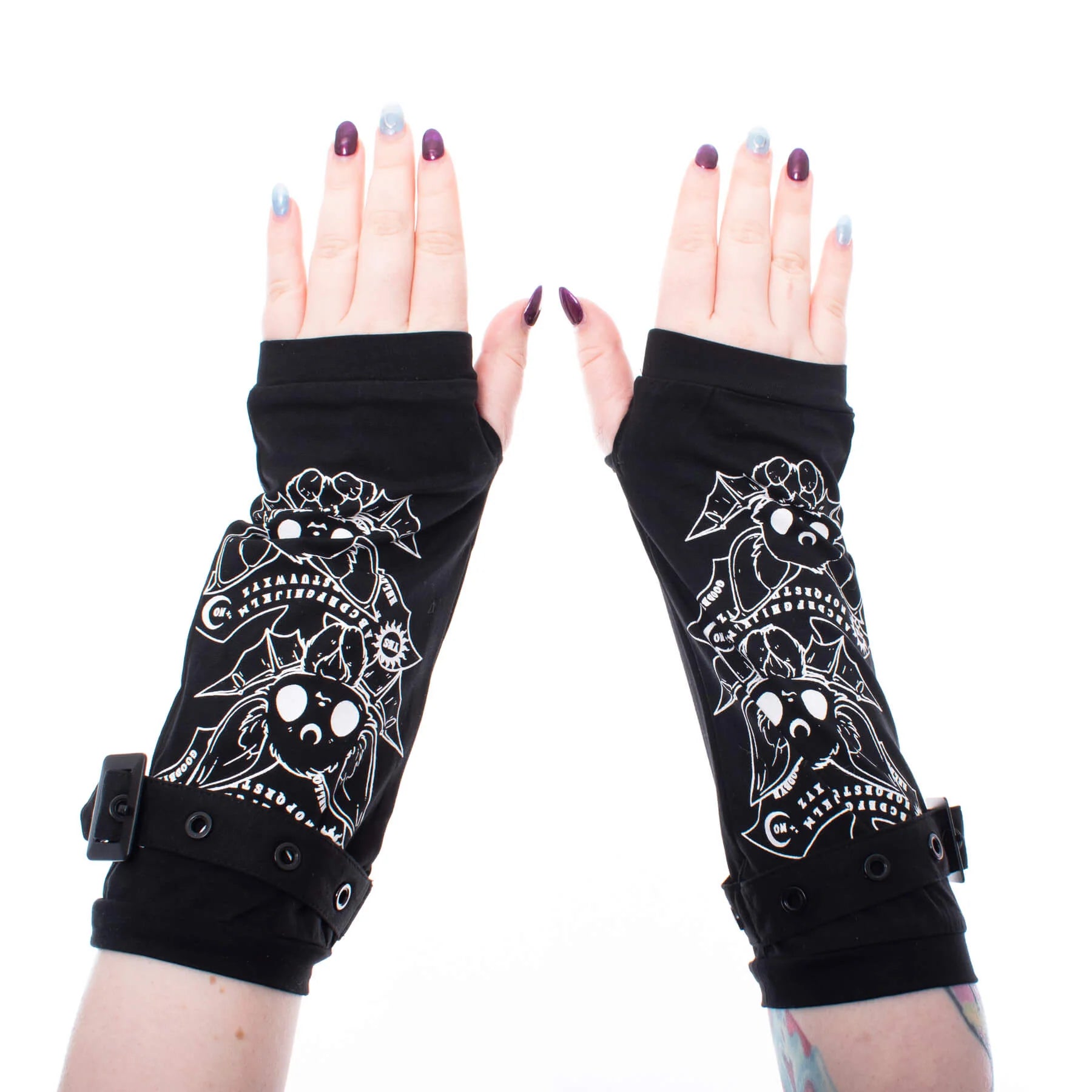 Schwarze Armstulpen OUIJA BATS ARMWARMERS im comicartigem Fledermausdesign von Heartless