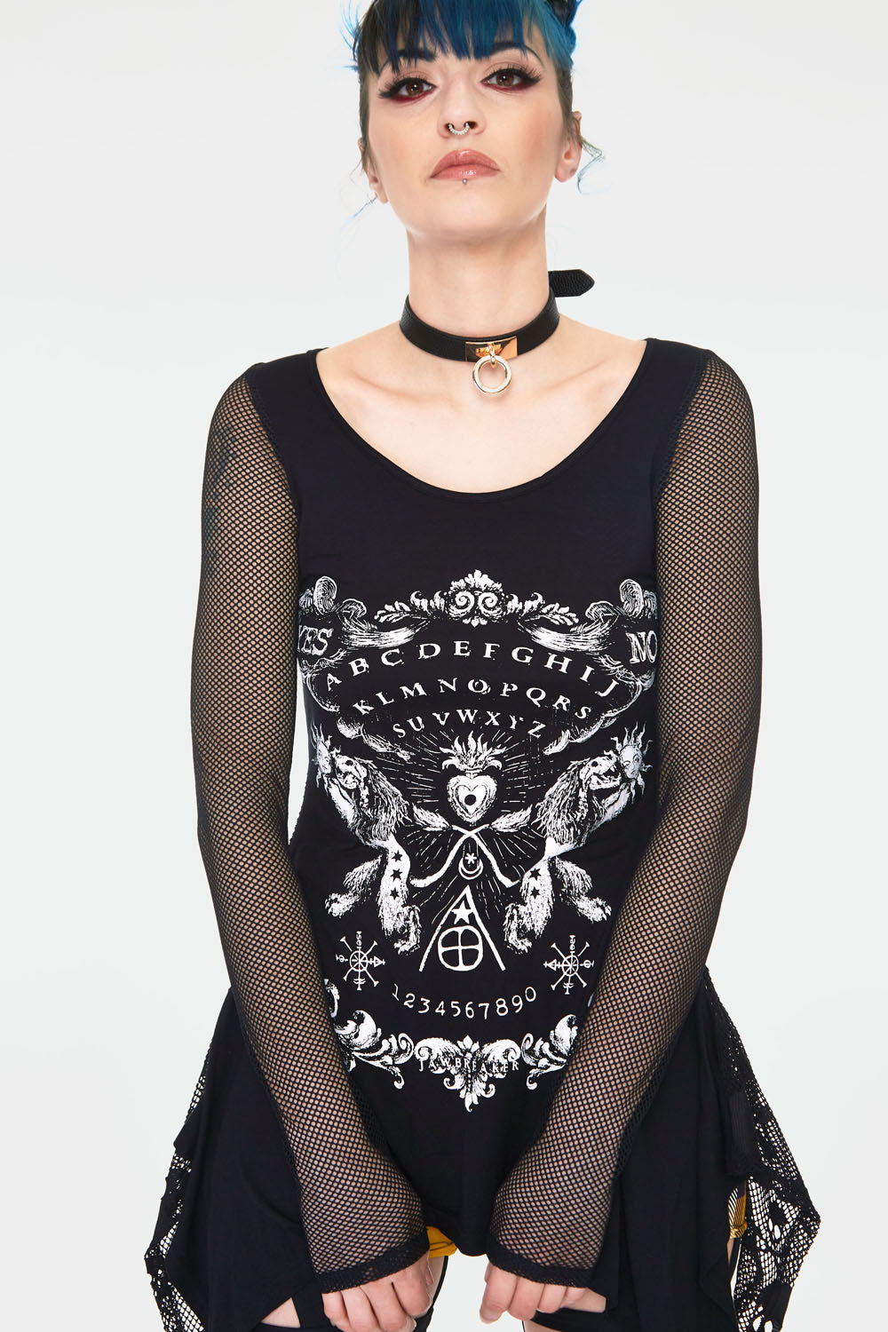 Schwarzes Ouija Board Long Sleeve Top mit weißem, detailliertem Ouija-Print, Fishnet-Ärmeln und Rückeneinsatz aus Netz mit Totenkopfmuster von Jawbreaker