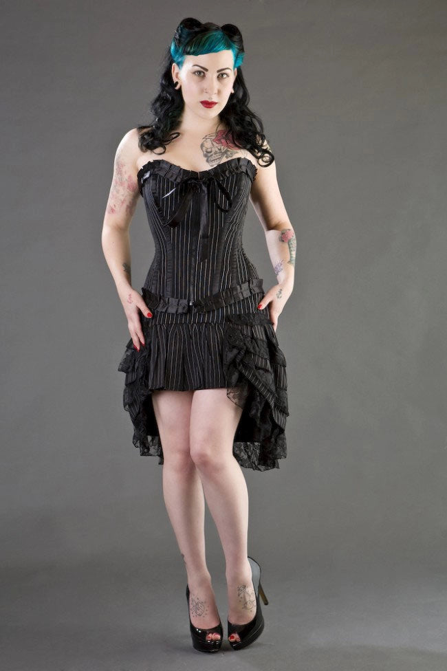 Lily Zip Overbust Burlesque Corset im Nadelstreifen-Design mit schwarzer Paspelierung und Rüschen von Burleska