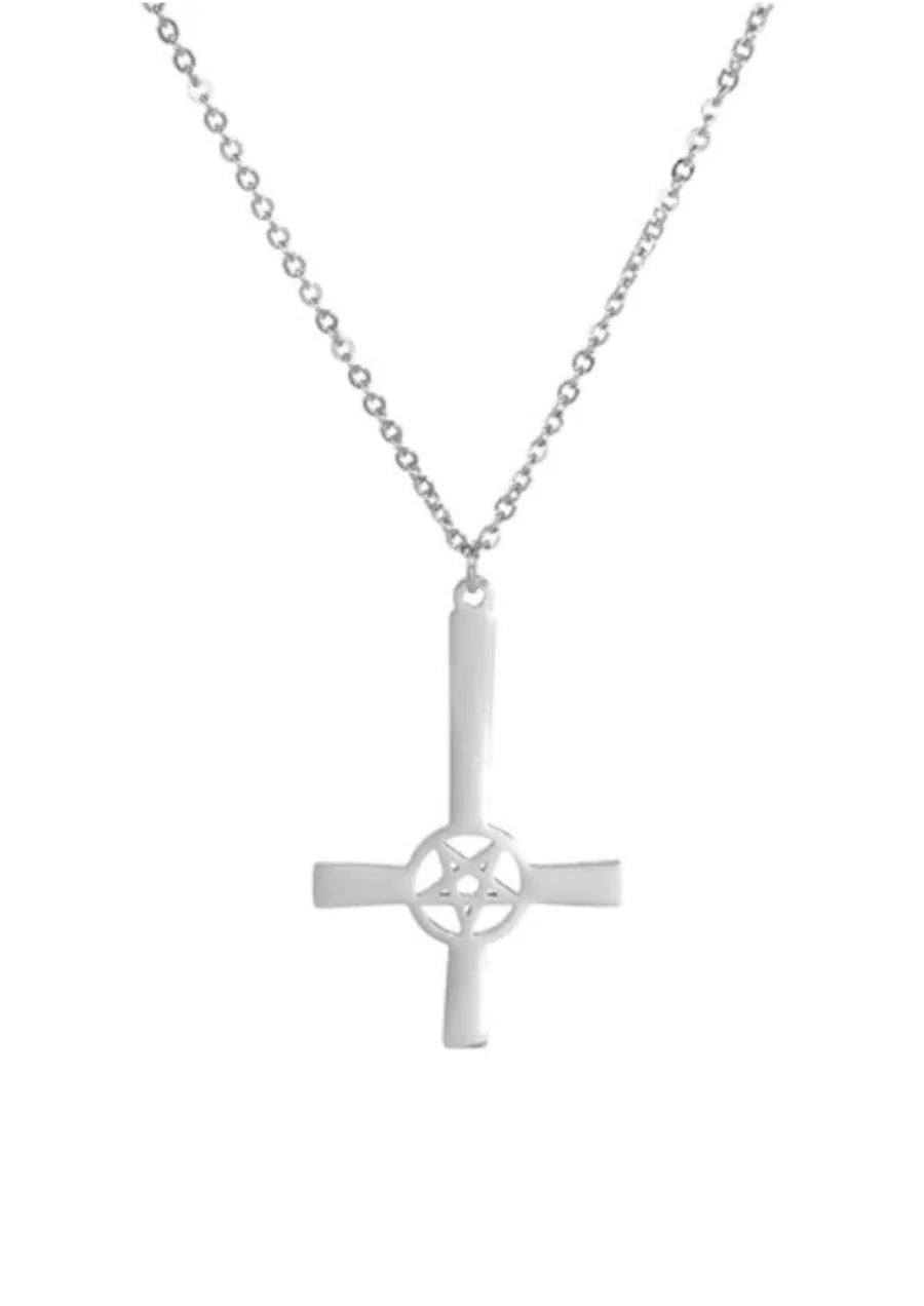 Silberfarbende Pentagram Cross Kette mit umgedrehtem Kreuz-Anhänger und Pentagramdetail von Easure